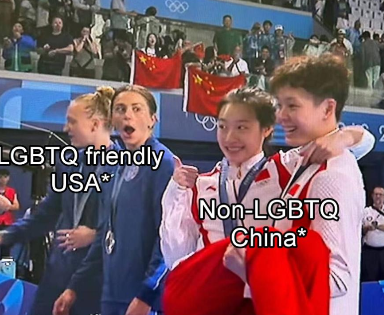 對於中國跳水選手公主抱的畫面，一旁的美國選手驚訝到嘴巴張大，無法置信自己所看見的景象。 圖:翻攝自   Carl Zha x