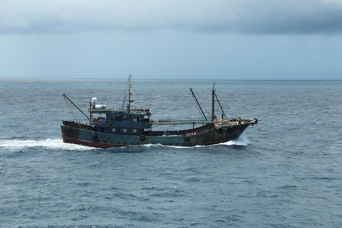 中國籍漁船拒絕受檢加速逃離。 圖：海巡署艦隊分署提供