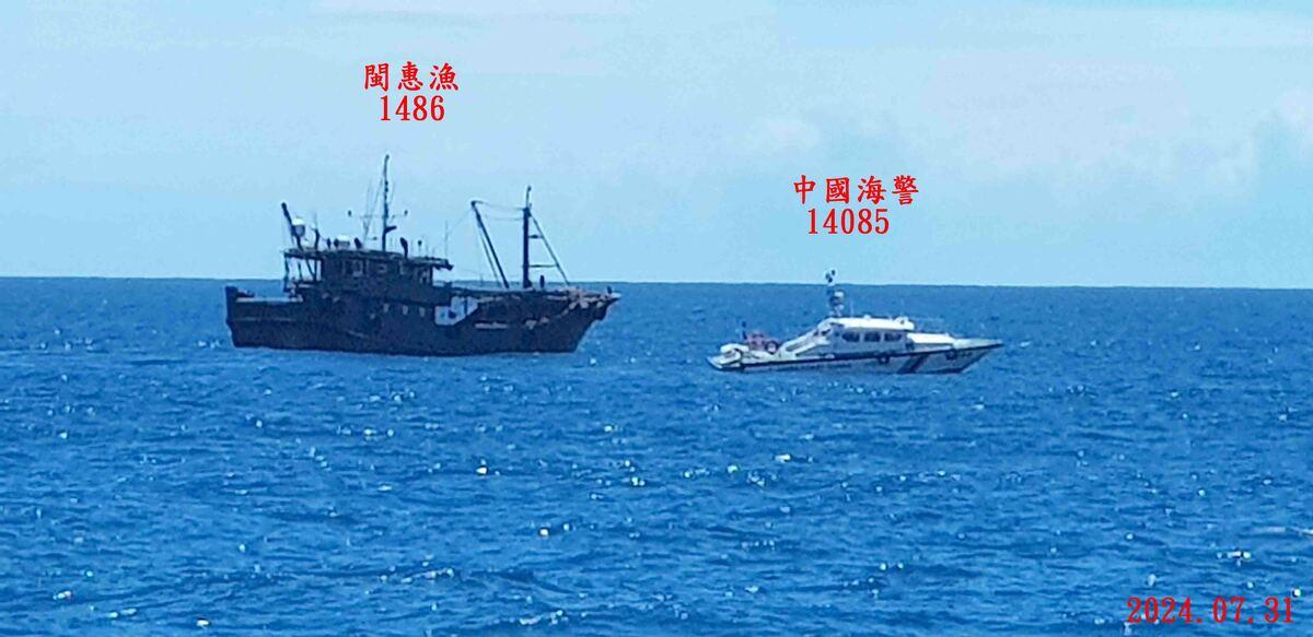 中國海警船護航「閩」船。 圖：海巡署艦隊分署提供
