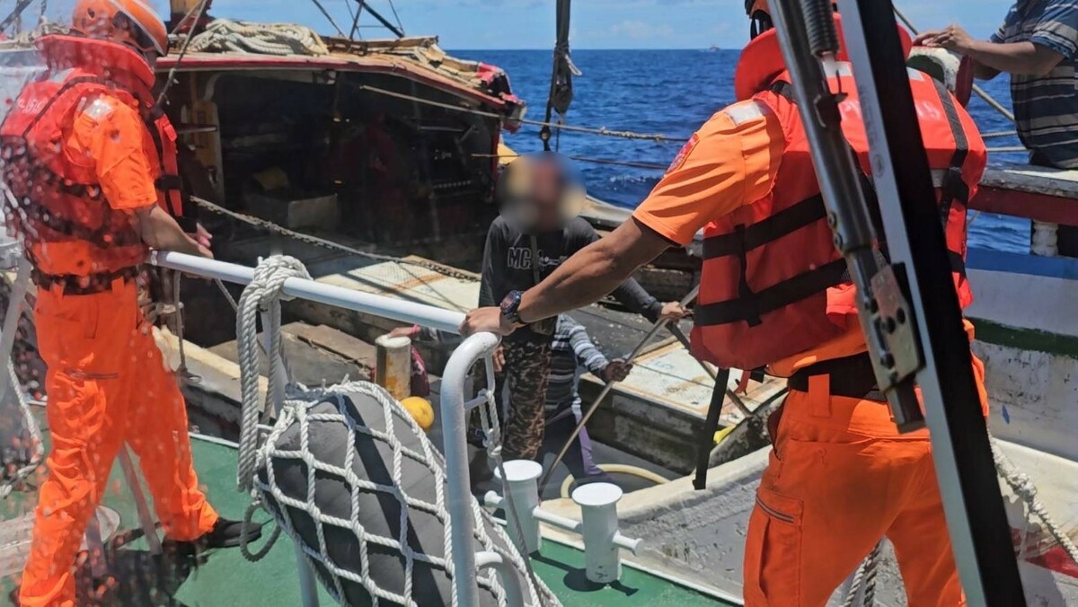 海巡署人員登上我方漁船接下受傷的菲籍漁工。 圖：海巡署艦隊分署提供