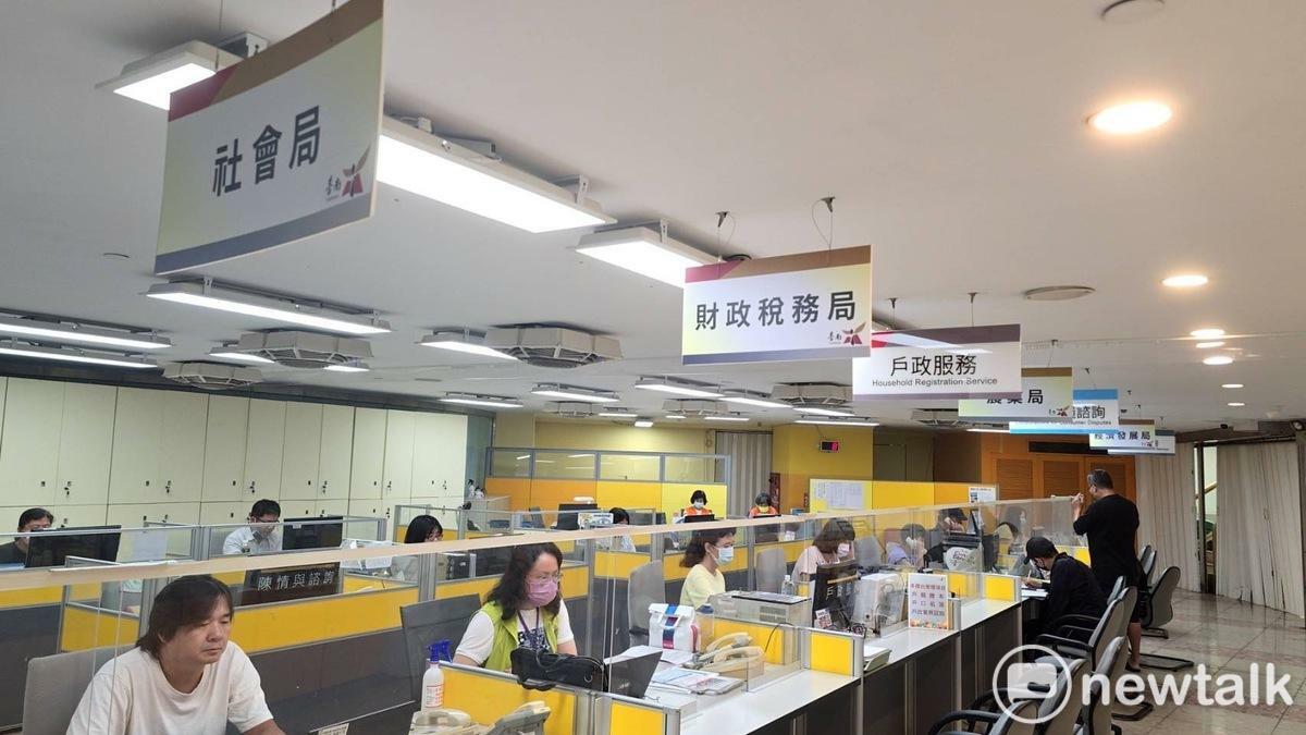 為協助民眾因0824凱米颱風受損復原，臺南市政府提供淹水救助措施，市長黃偉哲指示「從簡、從速」在各受災區公所及市政府同時提供淹水救助申請及諮詢服務，並指示市府研考會建置線上申辦服務，提供更快速便民的申請管道，全力協助民眾恢復家園及產業復原。 圖：台南市政府提供
