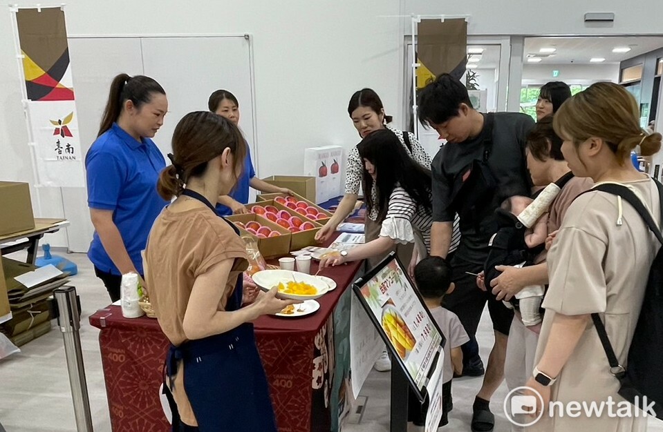 日本山形市舉辦台南芒果推廣銷售活動，吸引大批人潮。 圖：台南市政府提供