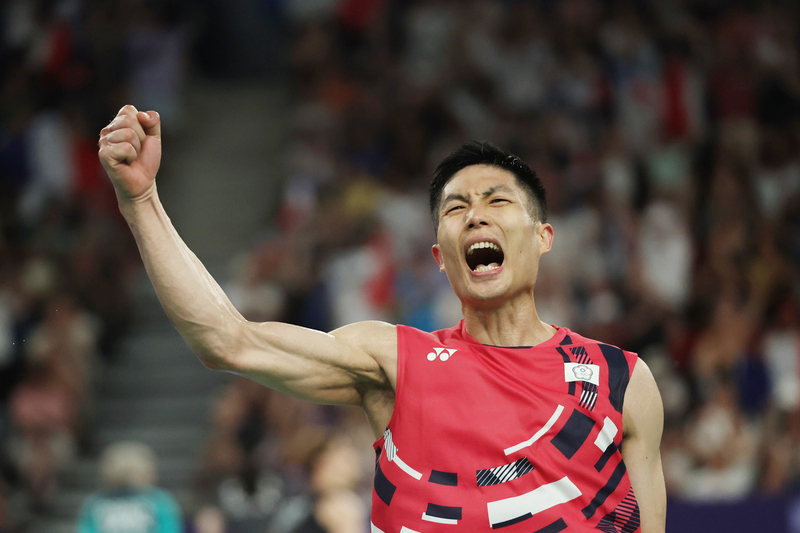 台灣羽球一哥周天成（圖）在法國時間31日下午迎接2024巴黎奧運羽球男子單打小組賽最終戰，交手香港好手李卓耀成功搶勝、晉級16強，賽後興奮振臂吶喊。 圖：中央社提供