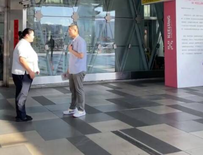 謝國樑週三到基隆火車站開直播發放「政績小手冊」，並向通勤族問早，結果被站方人員勸離。 圖：翻攝謝國樑臉書直播（資料照）。