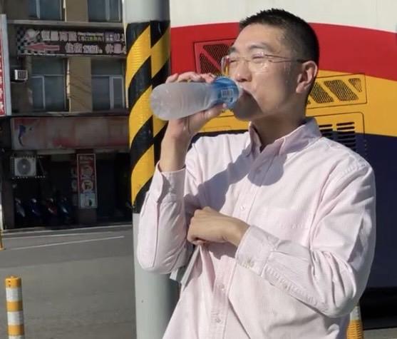基隆市長謝國樑面臨罷免，日前在火車站周邊開直播遭砲轟。 圖：翻攝自謝國樑臉書