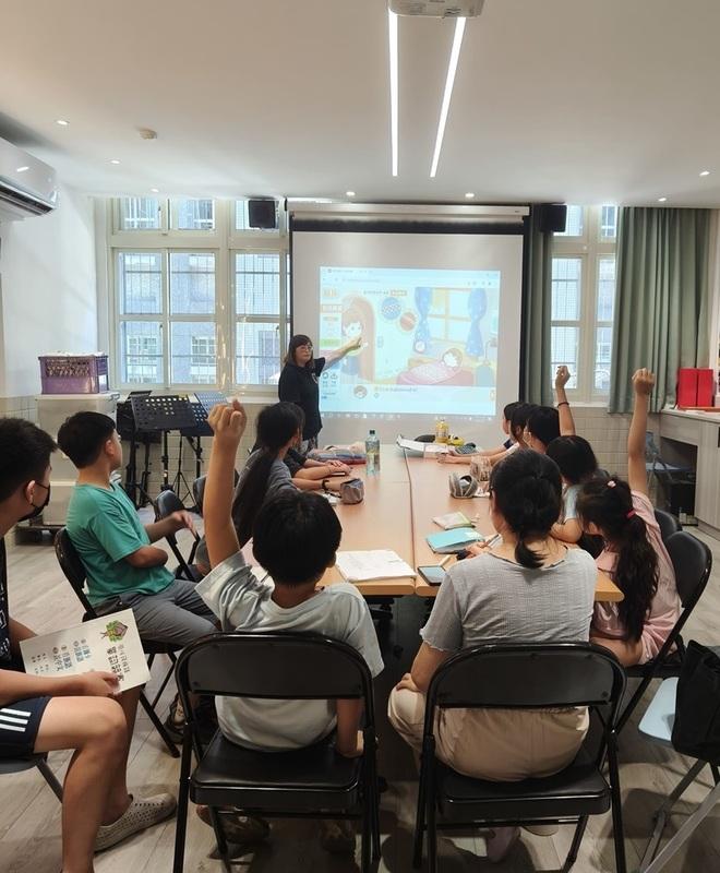 今（1）日為原住民族日，教育部為確保學生修習原住民族語的權益，並協助學校推動族語課程，因此自8月起提高專職族語教師補助，每人最高補助新台幣70萬元。 圖：教育部/提供