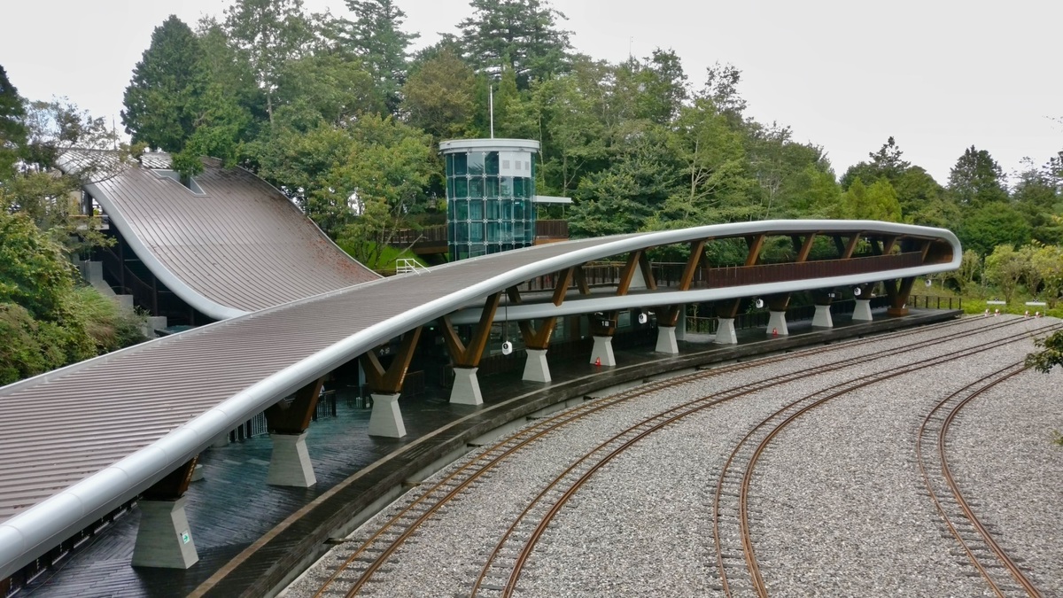 祝山車站於去年11月20日啟用，當時也創下5個第一紀錄，包括：台灣鐵路最高點、鑽石級綠建築、採用智慧生態照明、具蓄水功能及弦月造形的月台。 圖：林鐵處／提供