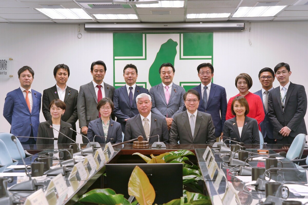 日本眾議員中谷元率團拜會，民進黨由秘書長林右昌率黨籍立委接待。 圖：民進黨提供