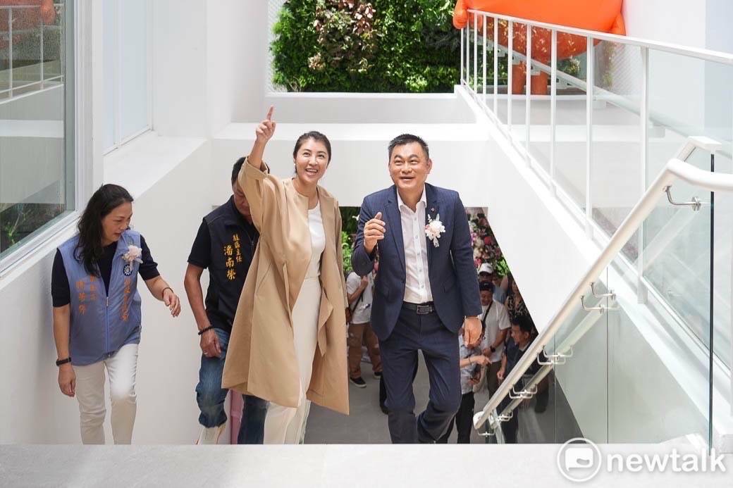 投資精英開發公司董事長洪乙彥（右）親自為許淑華導覽。 圖：唐復年/攝