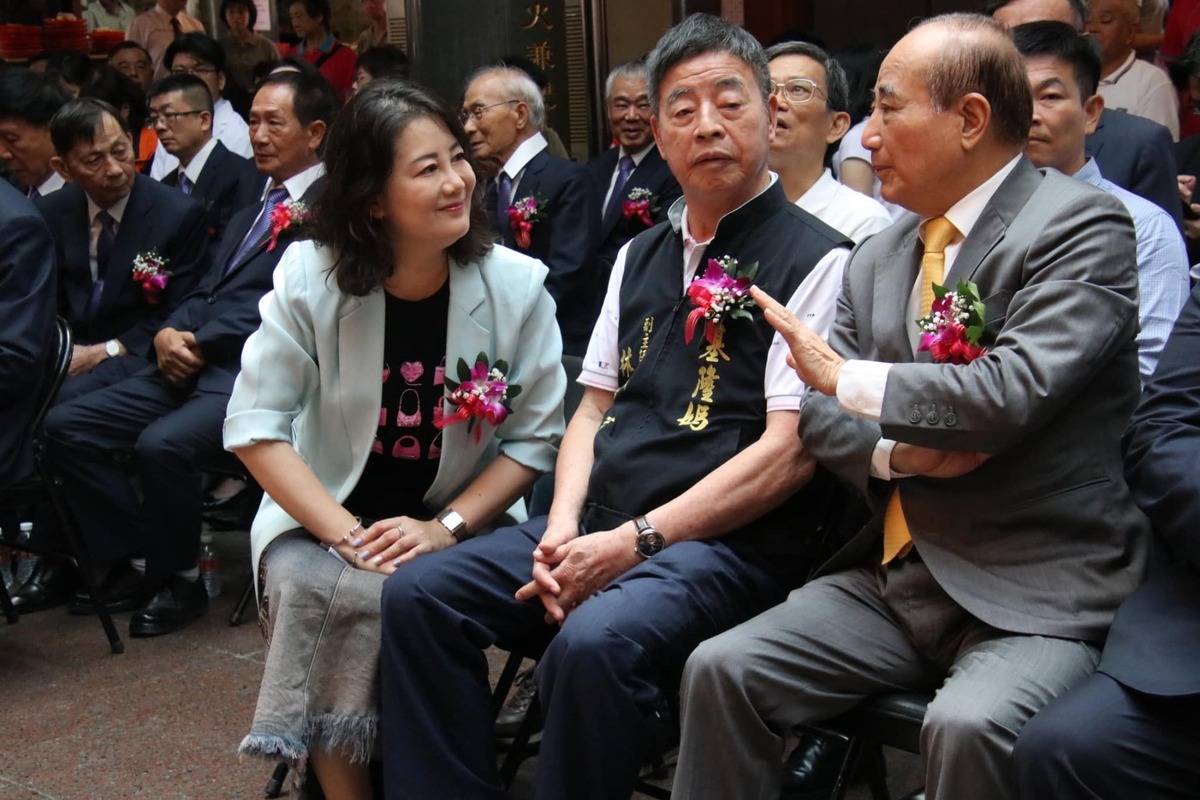 民進黨團幹事長吳思瑤在關渡宮巧遇王金平，感慨現在的立法院今非昔比。 圖：翻攝自吳思瑤臉書