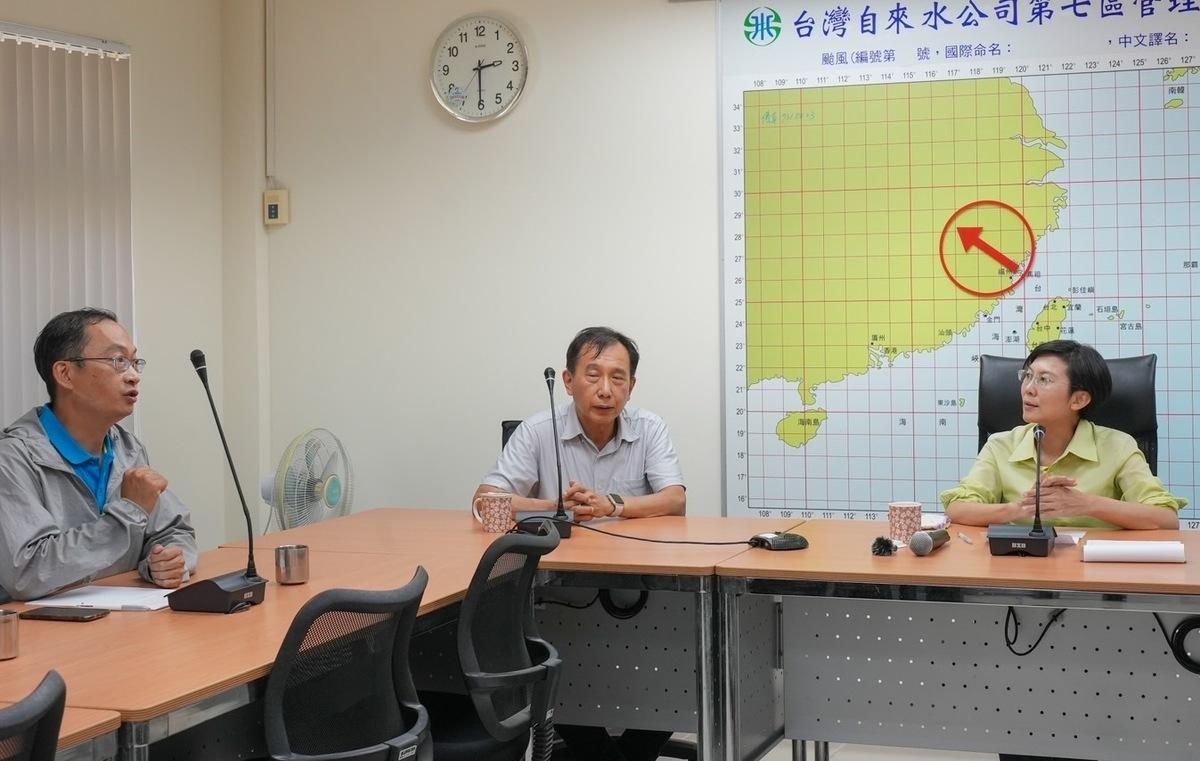 林岱樺(右)日聽取武經文(中)和徐志宏(左)簡報。 圖：林岱樺服務處/提供