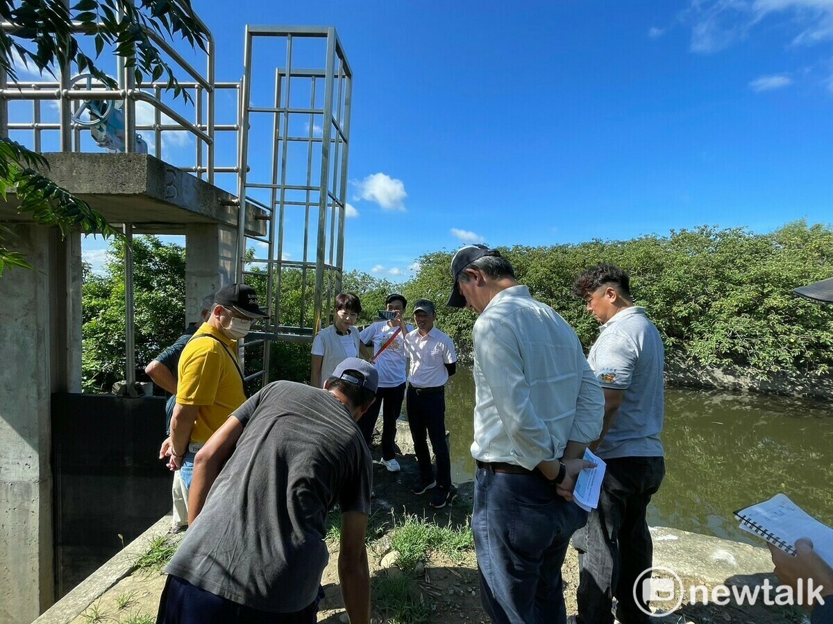 立委陳亭妃邀水利署第六河川分署長謝明昌、台南市水利局副總工程師葉俊良至佳里區南勢里、北門區文山里會勘排水系統問題，南勢里長黃進福、文山里長李英信及居民到場闡述淹水心聲。 圖：陳亭妃服務處提供