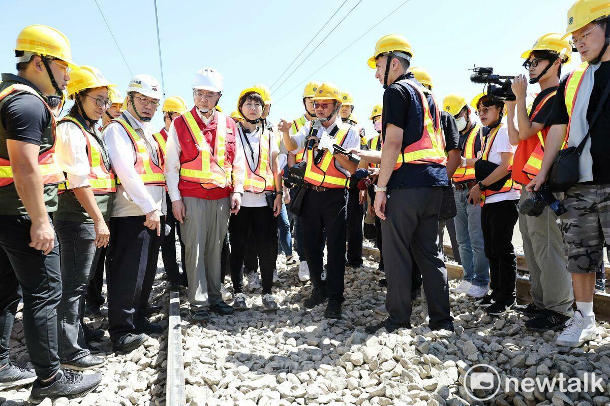 受凱米颱風影響，台鐵八掌溪鐵路橋梁南橋台路線下方土堤路段遭沖刷掏空，自7月27日起台鐵嘉義至新營路段即無法通行，經搶修預計於明日恢復通車。台南市長黃偉哲今日陪同行政院長卓榮泰等人至八掌溪橋關心搶修進度，聽取台鐵公司董事長杜微簡報。 圖：台南市政府提供