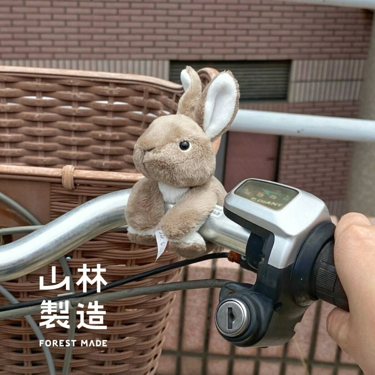 動物布偶的四肢都裝有磁鐵，可以輕鬆地吸附在金屬物品上，腳踏車手把也OK。 圖：翻攝自森林好好玩官網