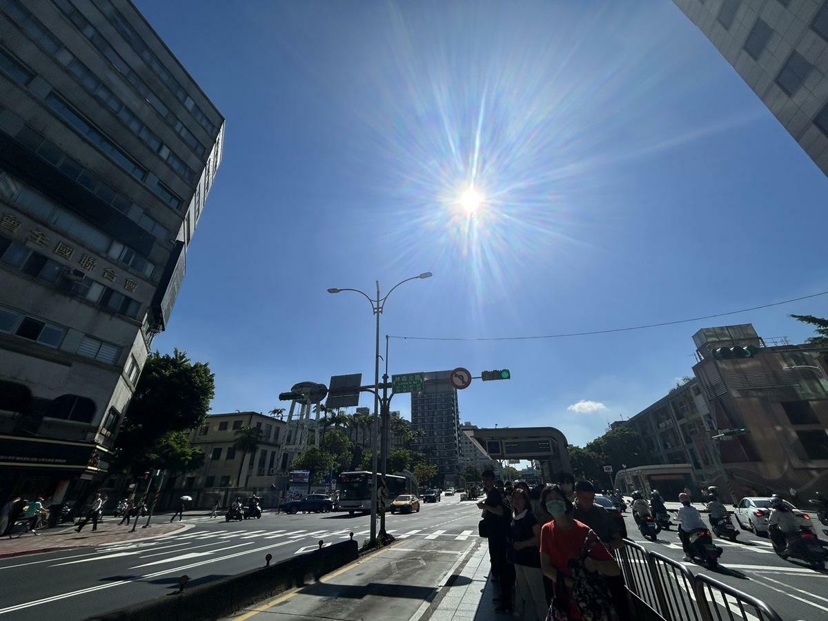 天氣風險臉書發文指出，今(2)日至週末預測各地氣溫炎熱。 圖：林岑韋／攝