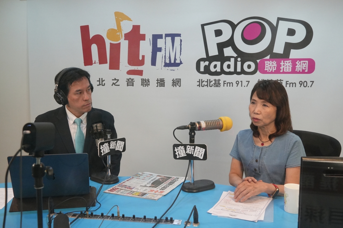 民眾黨立委陳昭姿（右）今早接受廣播節目《POP撞新聞》主持人黃暐瀚（左）專訪。 圖：《POP撞新聞》製作單位／提供