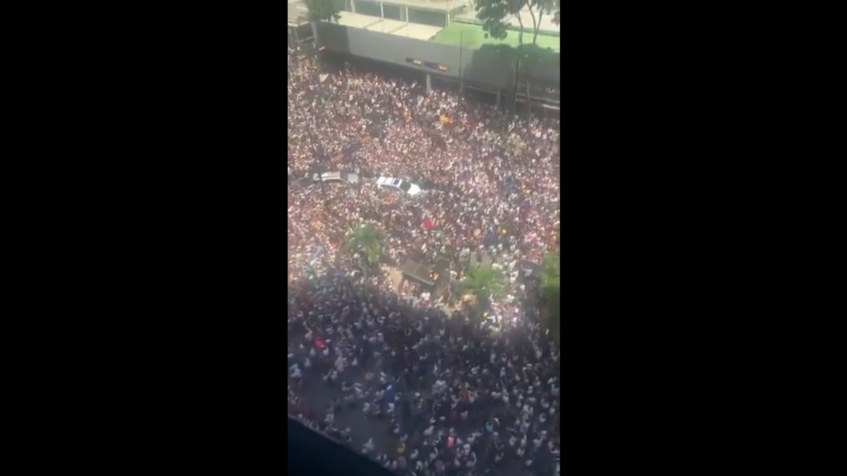 大量委內瑞拉民眾聚集在首都加拉加斯，對馬杜羅公布的選舉結果表達不滿。 圖：擷取自 @SydneyDaddy1 X 分享影片
