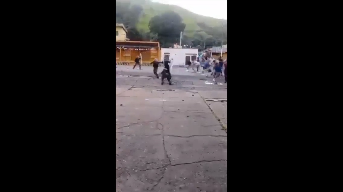抗議民眾擊退試圖進行鎮壓的警察，並向逃跑的警察投擲石塊。 圖：擷取自 @whyyoutouzhele X 分享影片
