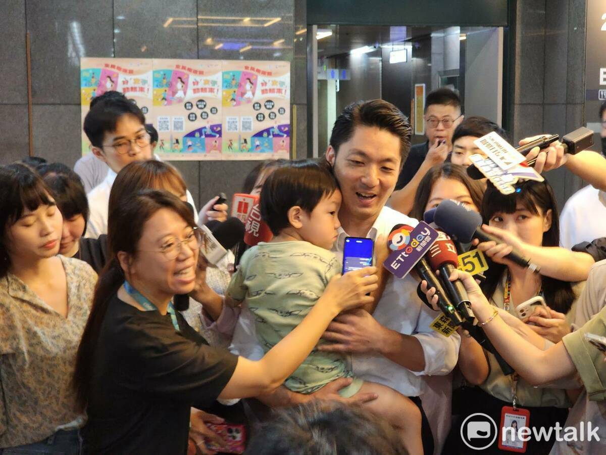 台北市長蔣萬安今天帶著「二寶」出席北市府員工親子日開幕暨運動嘉年華。 圖：周煊惠 / 攝