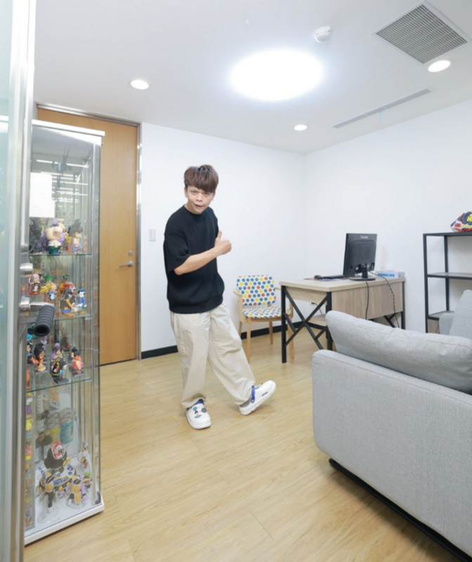 昨(1)日深夜，蔡阿嘎曬出照片興奮喊出，「斷捨離之後，終於有專屬自己的辦公室了！」。粉絲也笑稱，「自己的財位自己守啦」。 圖：翻攝自蔡阿嘎IG