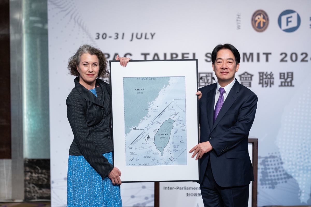 總統賴清德出席IPAC年度峰會，並獲贈特製版台灣地圖。 圖：總統府提供（資料照片）