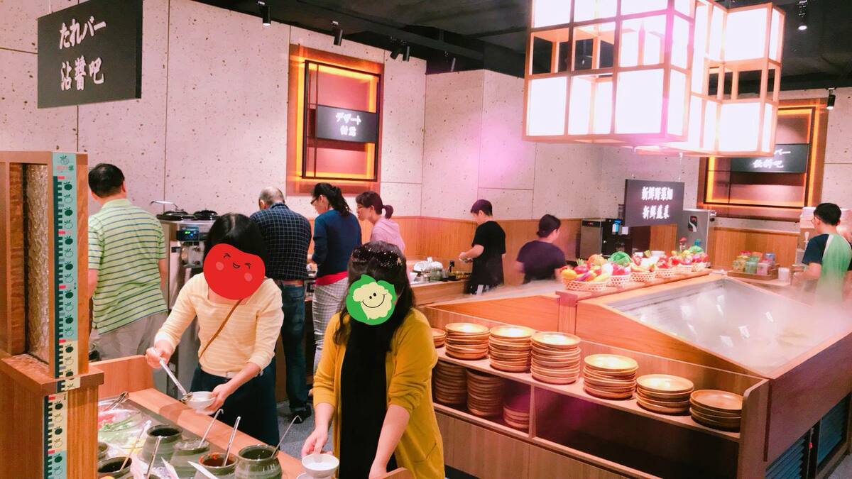 著名的日式涮涮鍋連鎖品牌「涮乃葉」，吳姓夫妻於該品牌台中文心秀泰店用餐時，在麻辣鍋湯底中發現小蟑螂！(圖非事件當事人，為店家示意圖) 圖：翻攝自涮乃葉 syabu-yo 日式涮涮鍋吃到飽 臉書專頁