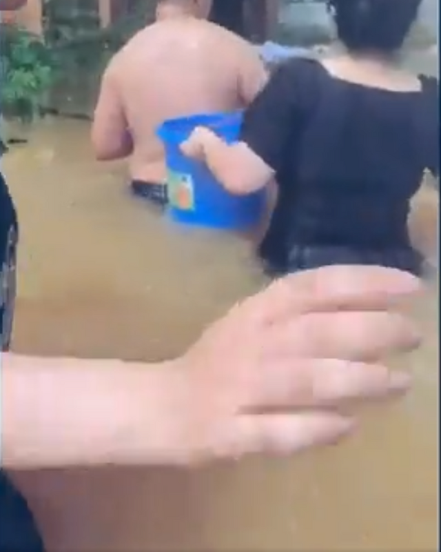 中國湖南近期遭遇特大暴雨，民眾在水深及腰的洪水中艱難行走。 圖：翻攝自德潤傳媒 X 帳號