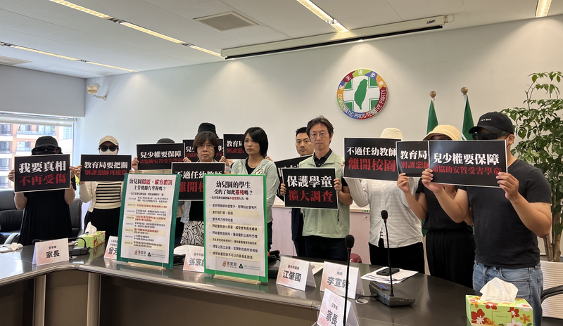 台中市6名家長2日由民進黨台中市議員張家銨（前右5）及江肇國（前右4）陪同，出面控訴小孩在幼兒園遭到不當對待。 圖：中央社
