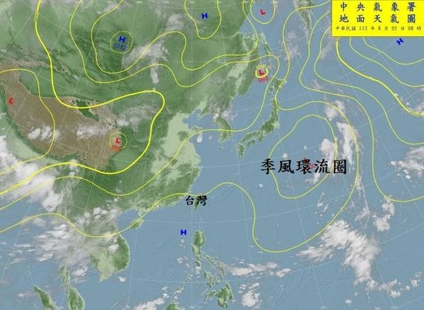 今(2)日前中央氣象局長鄭明典曬出大東亞天氣圖及全球地面氣壓距平圖表示，「太平洋高壓消失了」。 圖：翻攝自鄭明典臉書