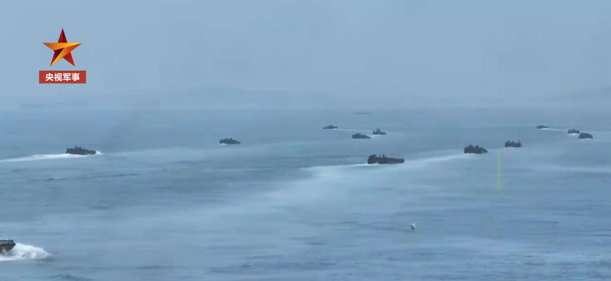 中國解放軍近期舉行大規模搶灘登陸演練，大量軍艦在水面上航行。 圖：翻攝自央視