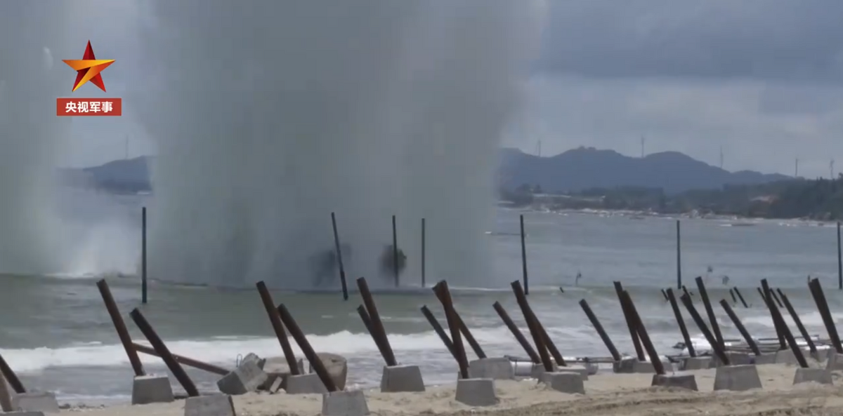 中國解放軍近期舉行大規模搶灘登陸演練，一艘軍艦將大量筒狀爆裂物射入海中後，海面發生劇烈爆炸，激起龐大水花。 圖：翻攝自央視