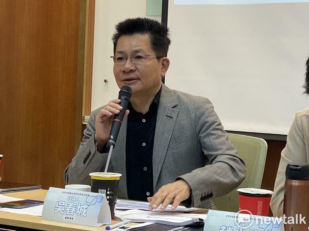 民眾黨立委吳春城因提案凍結國發會預算向民進黨立委吳沛憶拍桌。 圖：周煊惠 / 攝（資料照）