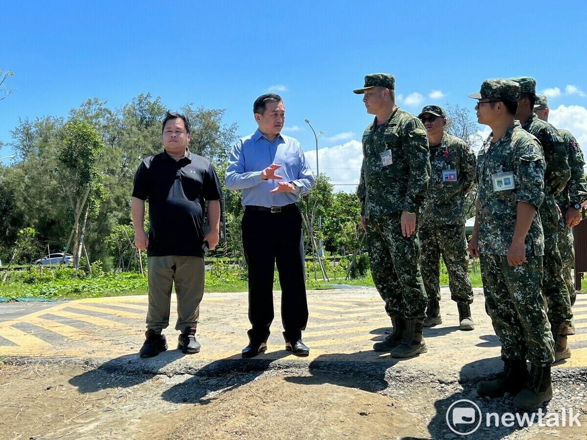 立委王定宇接獲民眾陳情指出，漢光40號軍演期間，國軍部署在喜樹沙灘的反登陸、反機降設施，經強颱凱米大浪侵襲，沙灘出現大量鋼刺蝟、防禦工事沙包碎片、刀片蛇籠等軍演物件，隨即協調陸軍步兵137旅、54工兵群及台南市政府環保局，聯手處理具危險性的障礙物。 圖：王定宇服務處提供