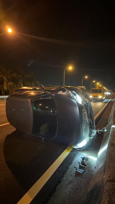 五熊說當天正從台南開車要回台中，剛上高速公路十分鐘，被一台車從右後方撞，車子當場飛了起來，翻了好幾圈，最後撞到內車道護欄停了下來，在「國1北300.4公里」處。 圖：翻攝自蔡頤榛（Deborah）臉書
