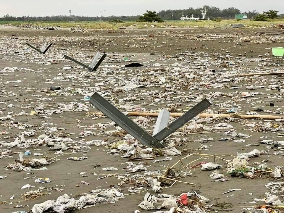 立委王定宇接獲民眾陳情指出，漢光40號軍演期間，國軍部署在喜樹沙灘的反登陸、反機降設施，經強颱凱米大浪侵襲，沙灘出現大量鋼刺蝟、防禦工事沙包碎片、刀片蛇籠等軍演物件，隨即協調陸軍步兵137旅、54工兵群及台南市政府環保局，聯手處理具危險性的障礙物。 圖：王定宇服務處提供