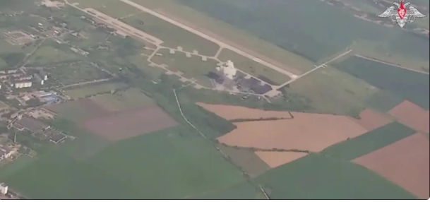 為防F-16加入戰場，俄軍不斷轟擊烏軍機場跑道。 翻攝自 騰訊網 樞密院十號