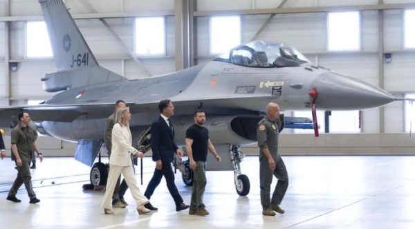 烏克蘭總統澤連斯基到荷蘭參觀F-16戰機。 翻攝自 騰訊網 樞密院十號