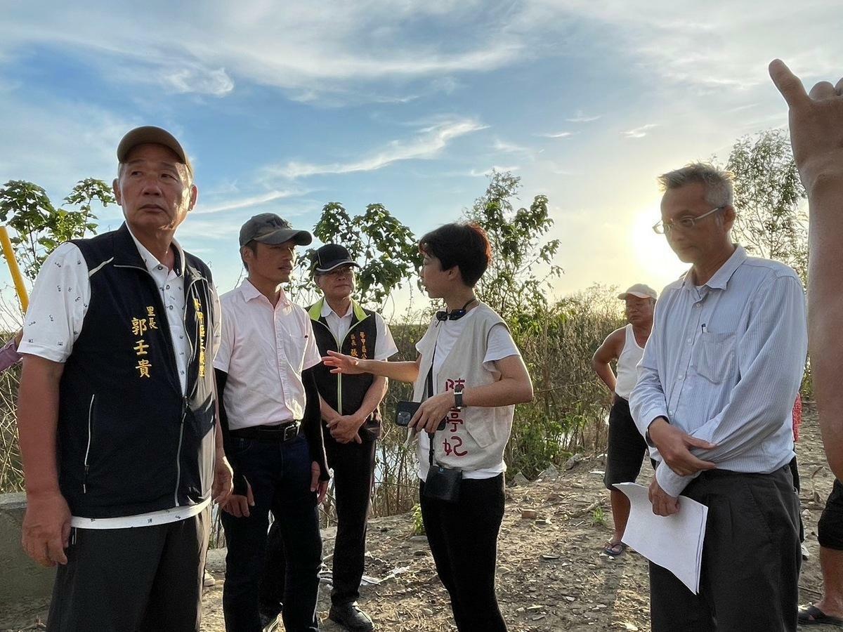 陳亭妃和主管機關赴三慶里勘察防災工程問題。 圖：陳亭妃服務處提供