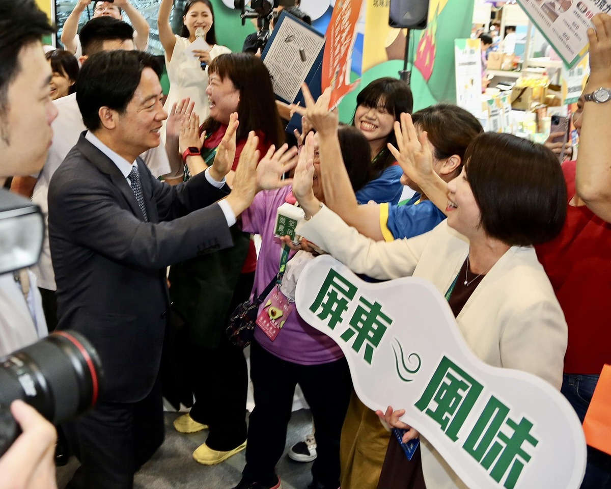屏東縣長周春米出席台灣美食展開幕典禮，率領屏東館與總統賴清德互動。 圖：翻攝自周春米臉書