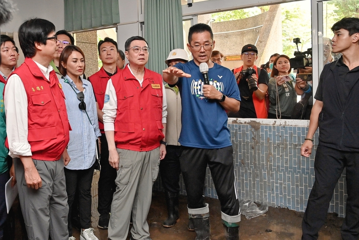 行政院長卓榮泰和高雄市長陳其邁今（2）天視察災後的桃源國中。 圖：行政院提供