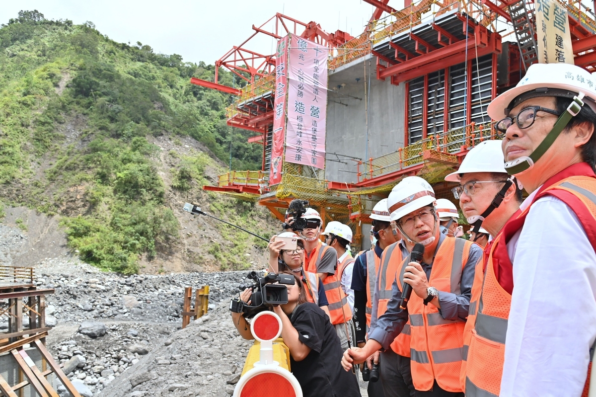 行政院長卓榮泰和高雄市長陳其邁今（2）天視察災後的明霸克露橋。 圖：行政院提供
