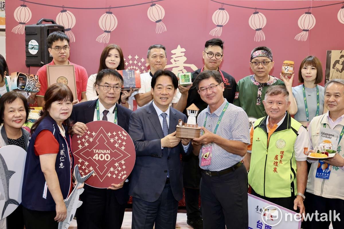 2024台灣美食展盛大登場，南市府受邀設立「台南館」，以「虱目魚」為主題，展現「米其林x傳承x青農」美食文化。總統賴清德特別「回娘家」至台南館參觀，由台南市長黃偉哲一一介紹獲選米其林指南的美食店家。 圖：台南市政府提供