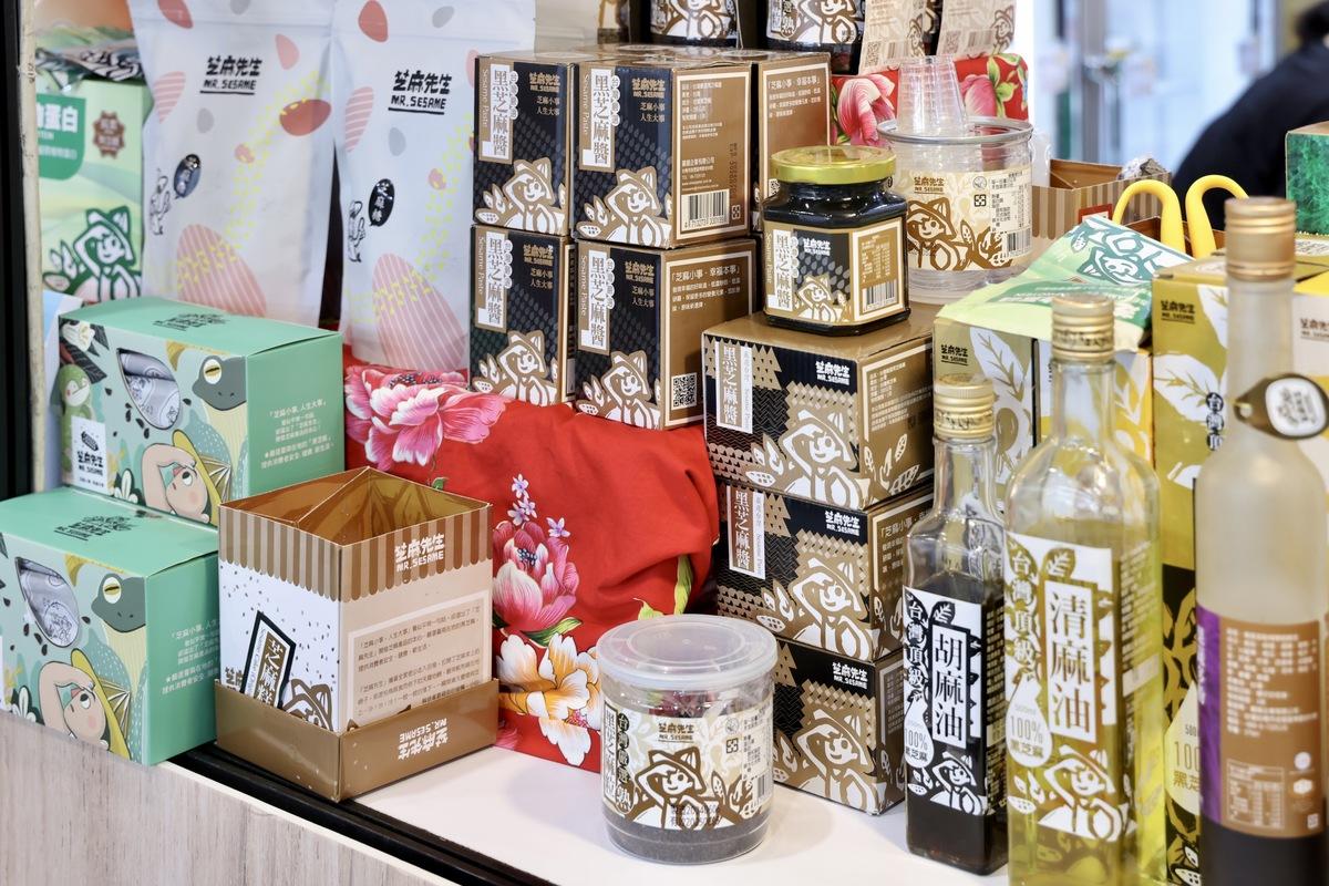 台南十大伴手禮展售「章成麥芽餅」及「慶家黃金泡菜」、經濟部五星樂活名攤「合口味肉品」、榮獲第九屆農村好物的「芝麻先生」、國華街秒殺甜點「里夫手指泡芙」及「吻鑽糖半熟乳酪塔專門店」、暖心喜餅「秉醇烘焙坊」以及調和台灣珍貴食材與花材的「茶立方」。 圖：台南市政府提供