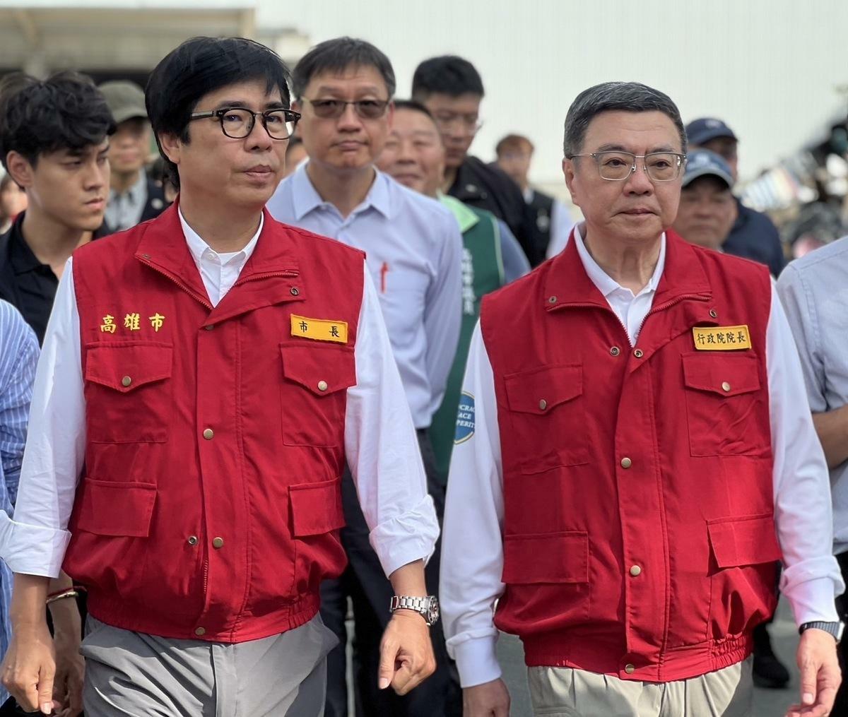 陳其邁(左)陪同卓榮泰(右)視察災後復原。 圖：高雄市政府/提供
