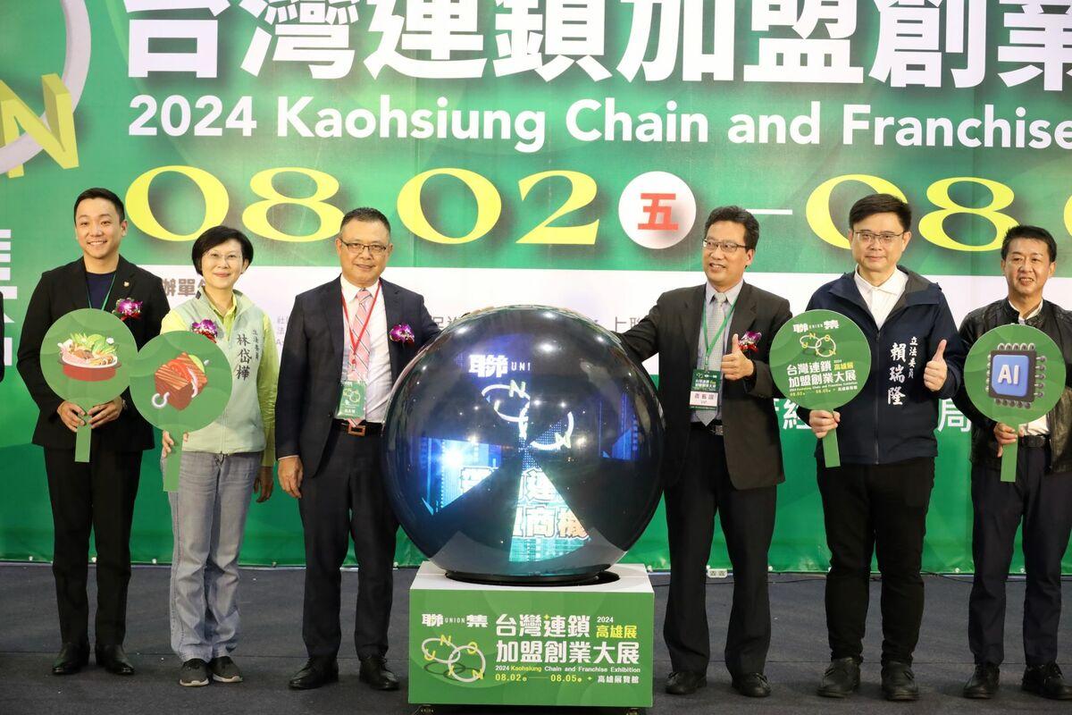 許智傑(右一)、林岱樺(左二)、賴瑞隆(右二)均出席高雄連鎖加盟創業展開幕式。 圖：台灣連鎖加盟促進協會/提供