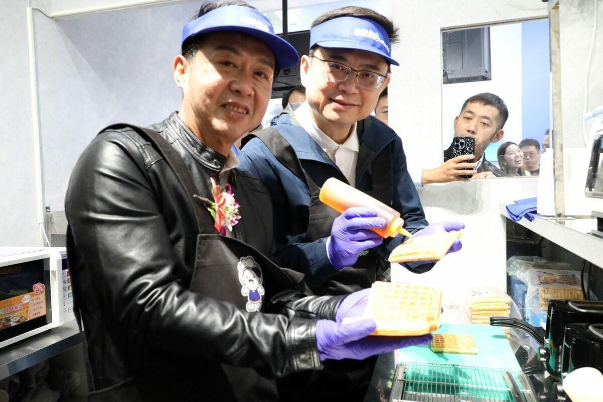許智傑(左)、賴瑞隆(右)挑戰聯手製作鬆餅。 圖：台灣連鎖加盟促進協會/提供