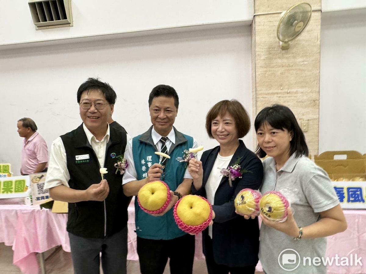 立委何欣純以行動支持農民。 圖：唐復年/攝