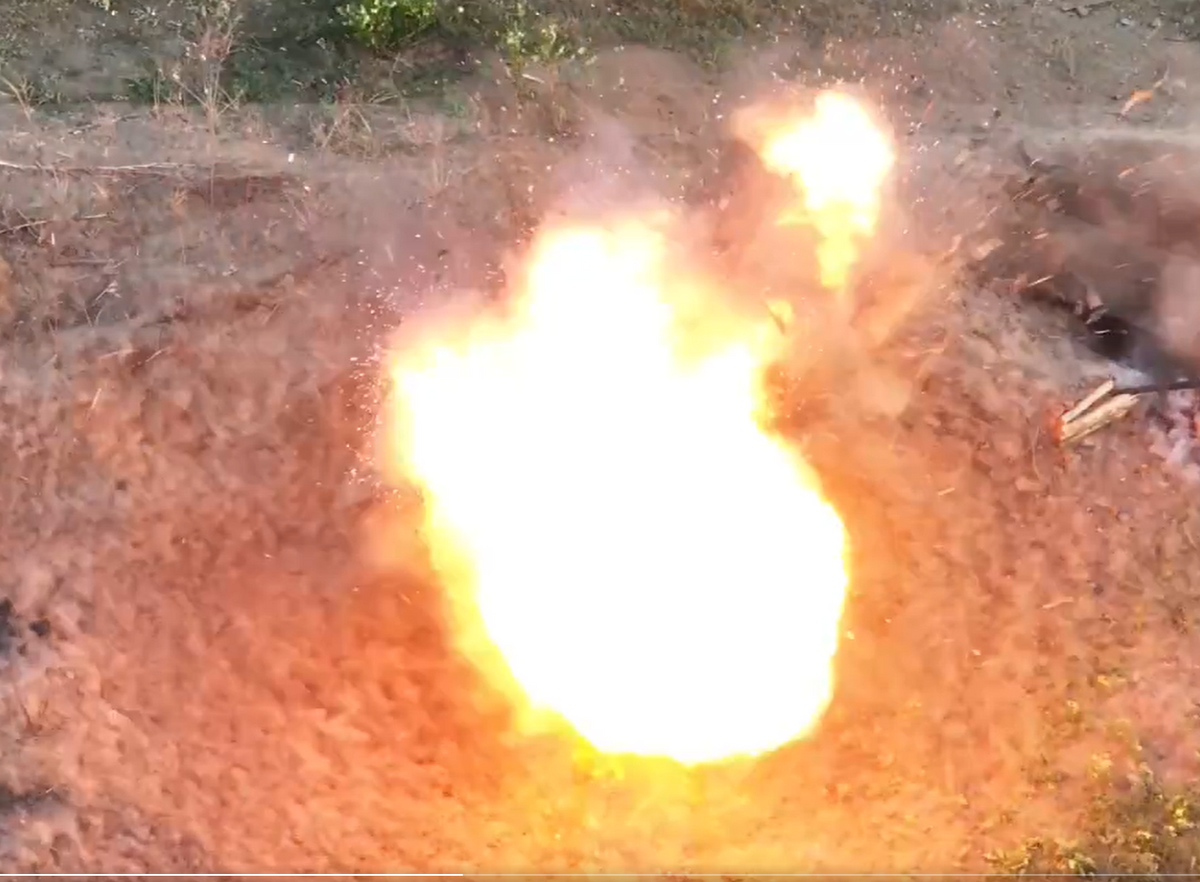 烏軍用無人機順利消滅躲在防空洞內的俄軍。 圖：翻攝自 Andrew Perpetua X 帳號