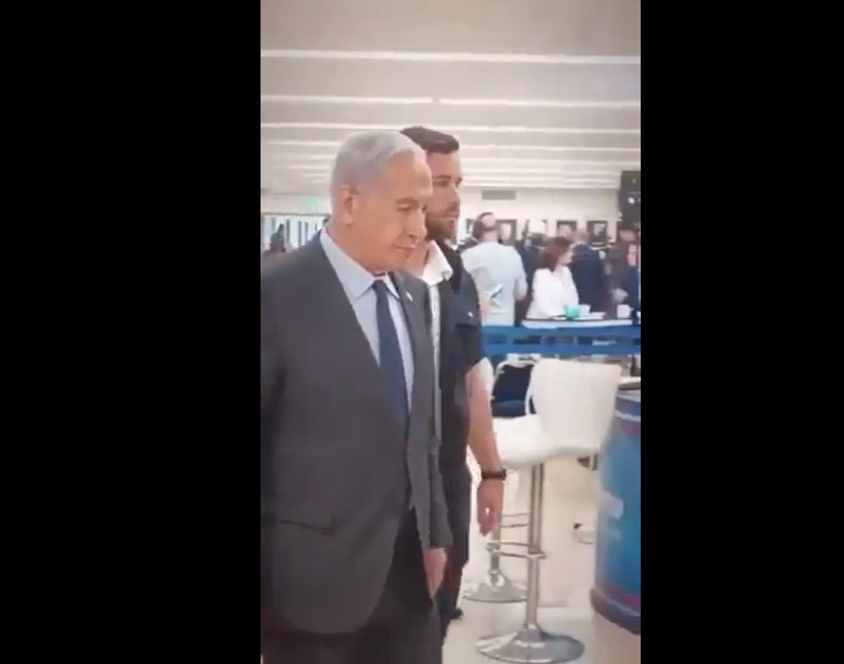 在哈尼亞死後，納坦雅胡出席公共場合時，一臉神清氣爽。 圖：擷取自 @Israelwaronhama X 分享影片