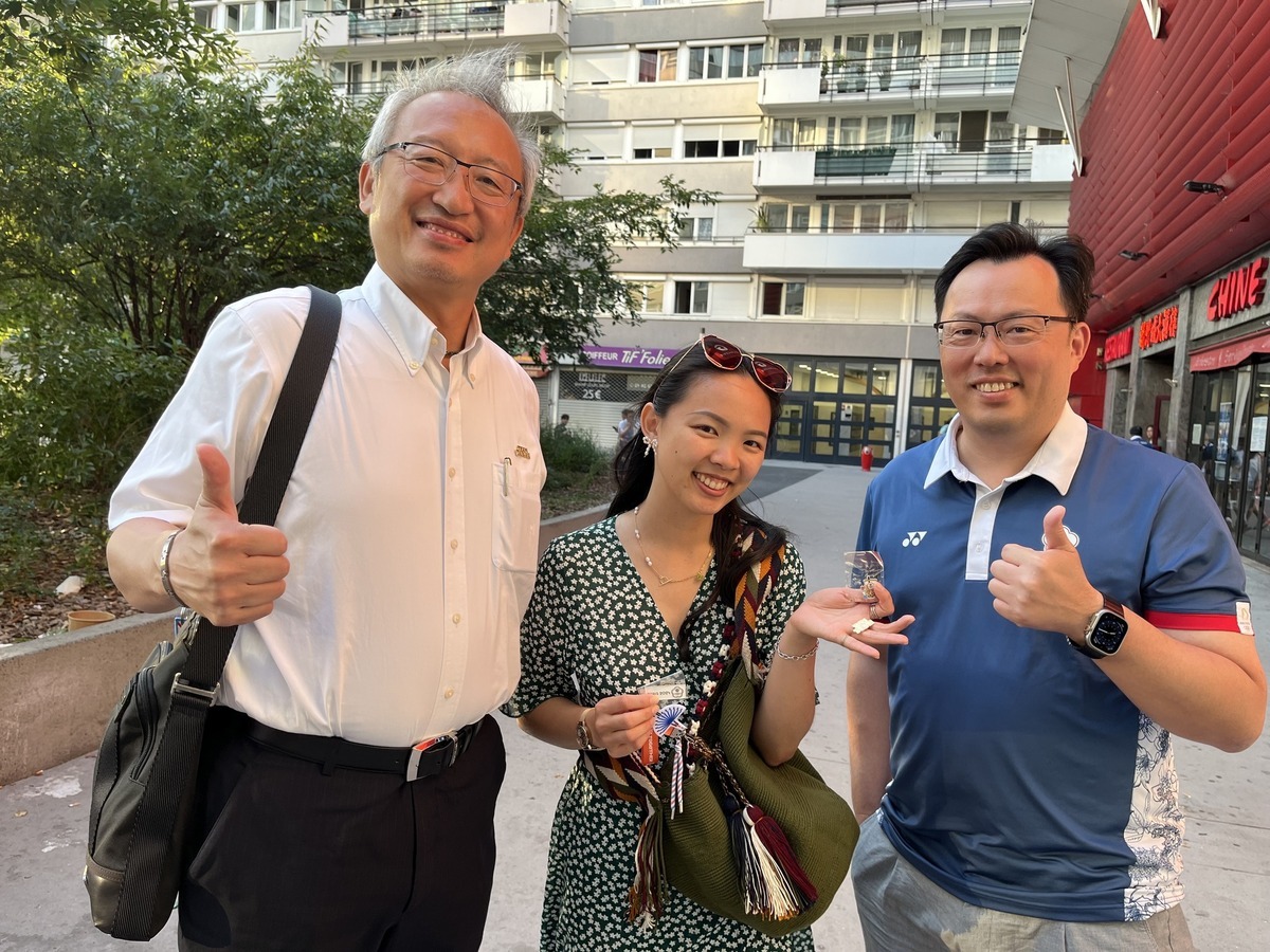 我國球迷攜台灣毛巾進場加油遭硬搶，駐法大使吳志中及體育署長鄭世忠第一時間聯繫關心。 圖：翻攝自陳世凱臉書